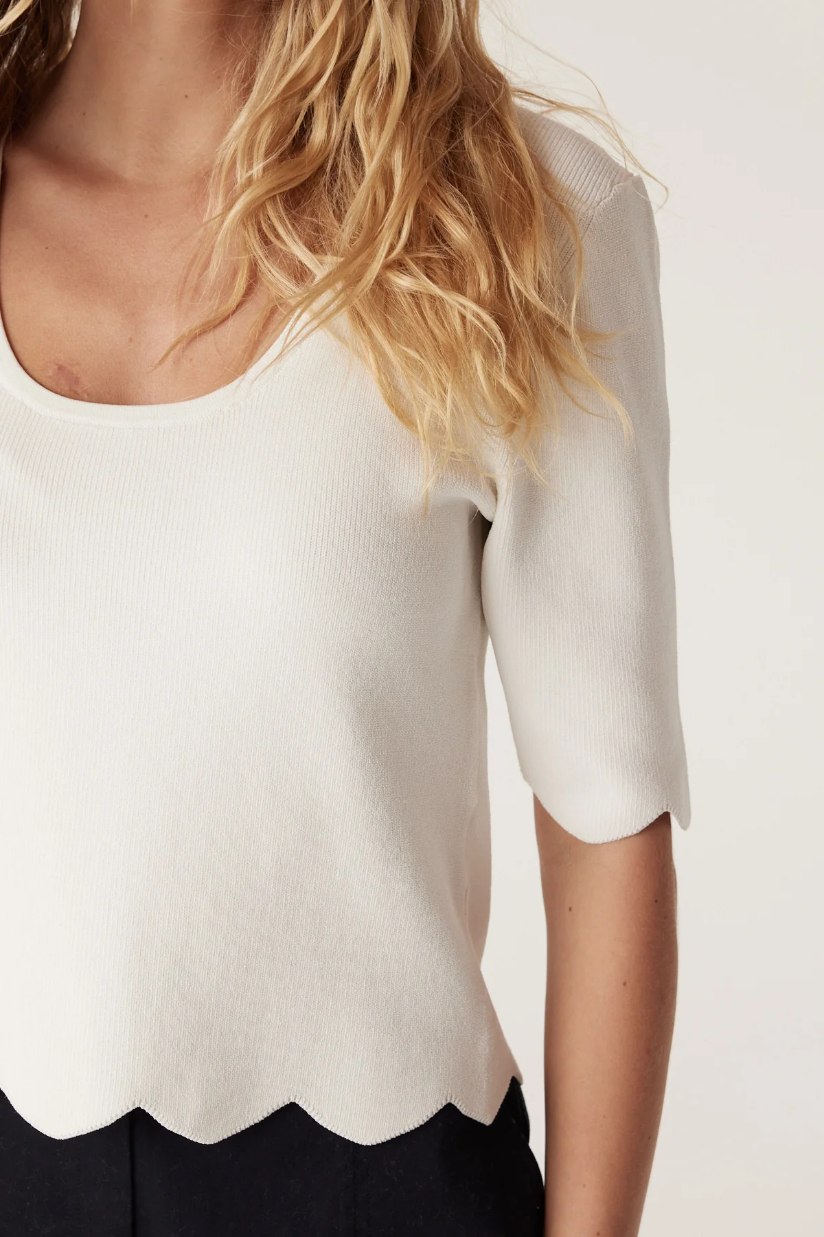 Crepe Scallop Top - White - Image 3