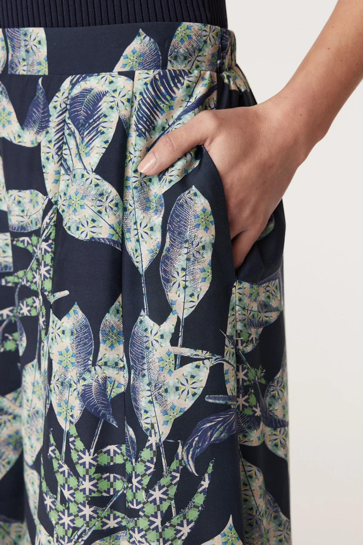 Havana Wide Leg Pant - Navy Floral - Image 7