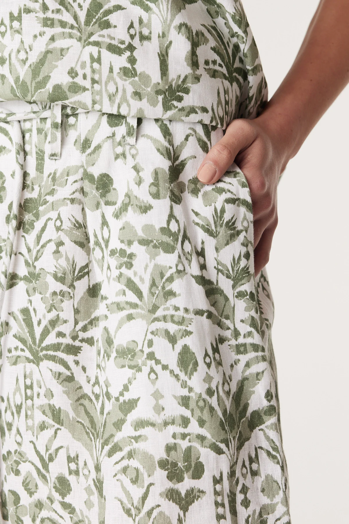 Oasis Linen Short - Palm Print - Image 3